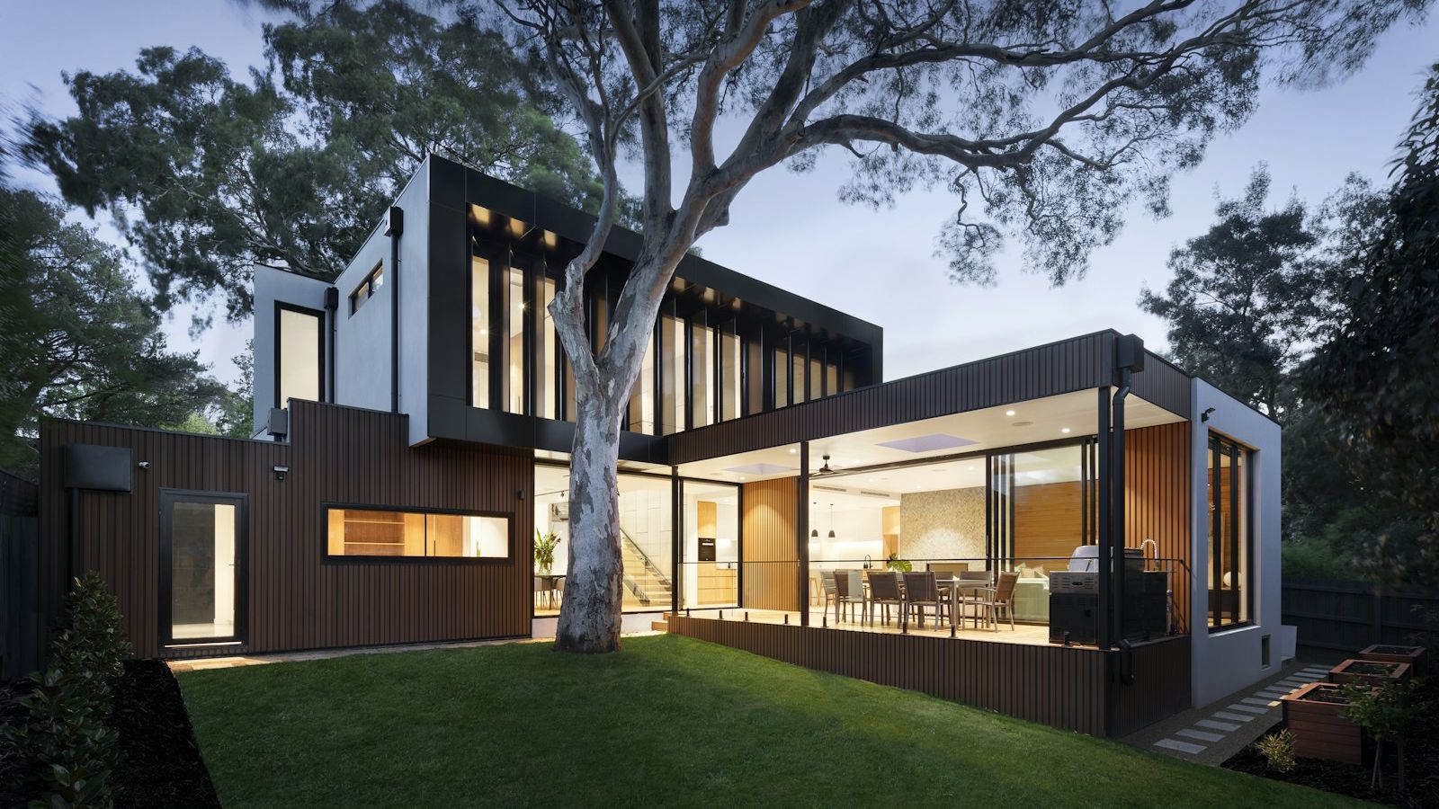 Casa moderna construída, iluminada ao anoitecer
